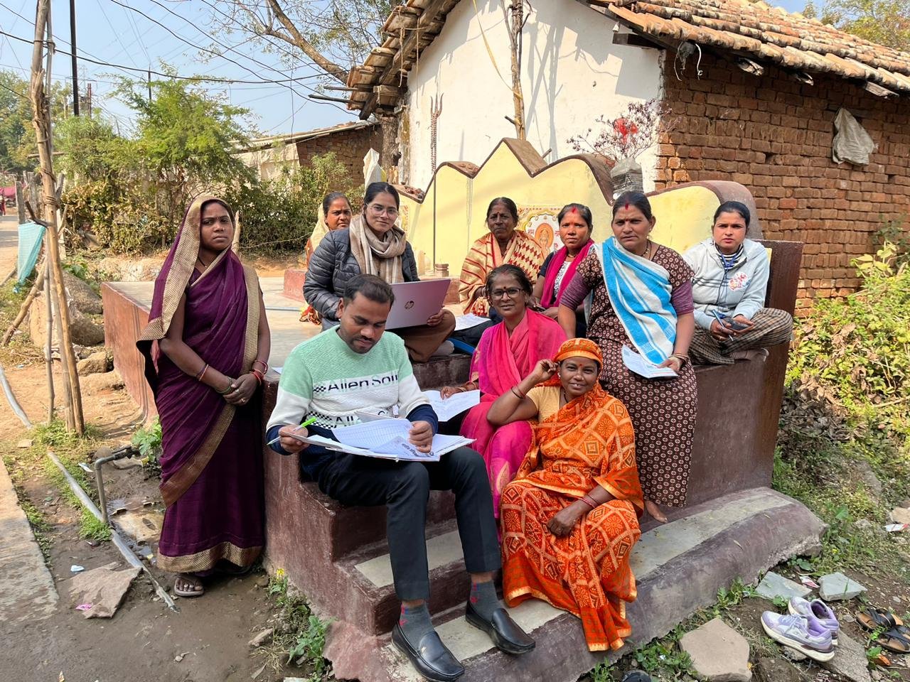 कार्यकर्ताओं के द्वारा  क्रेसर बस्ती में  भ्रमण के दौरान संबल एवं बीओसीडब्ल्यू से सबंधित जानकारी दी